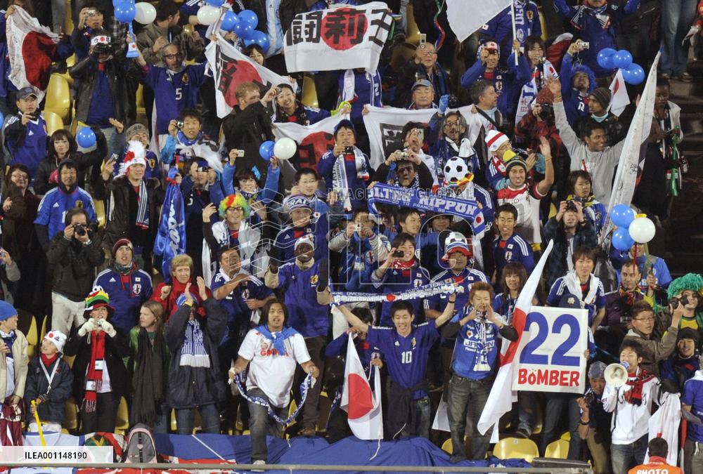 Japan beat Denmark to cruise into last 16