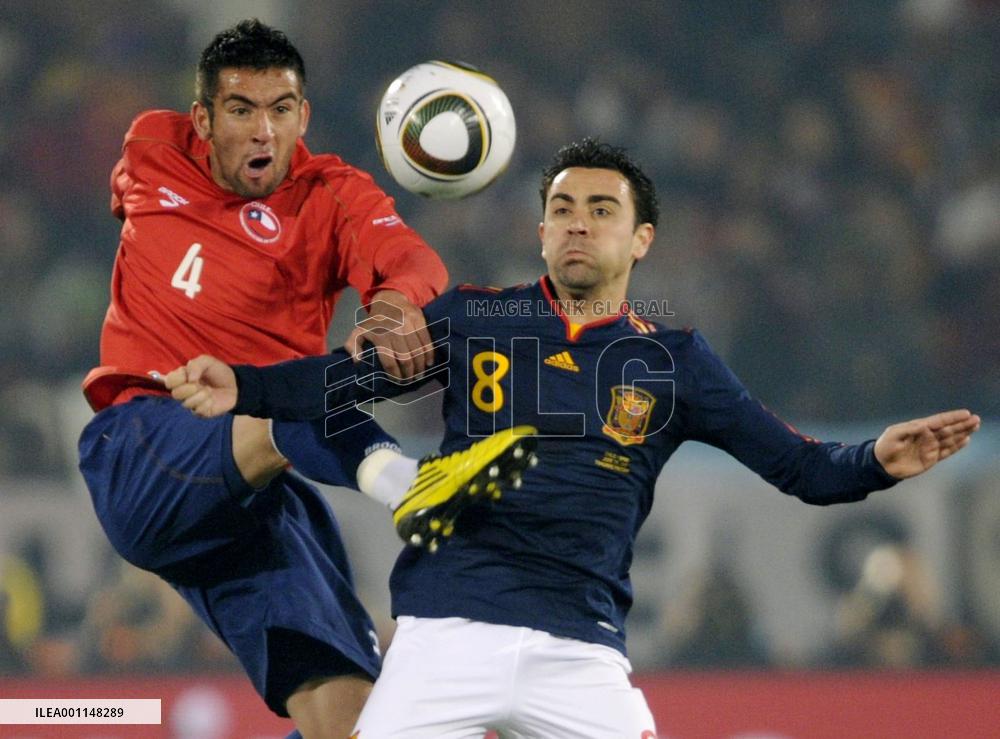 Spain beat 10-man Chile 2-1, both teams advance to round of 16