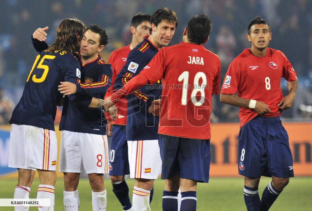 Spain beat 10-man Chile 2-1, both teams advance to round of 16