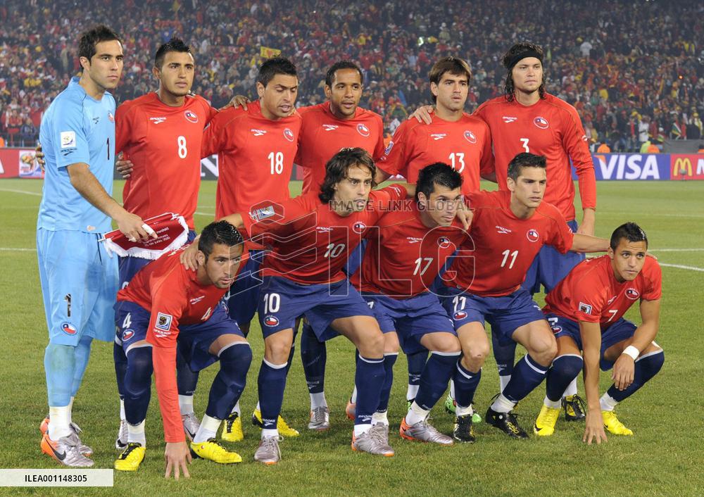 Spain beat 10-man Chile 2-1, both teams advance to round of 16