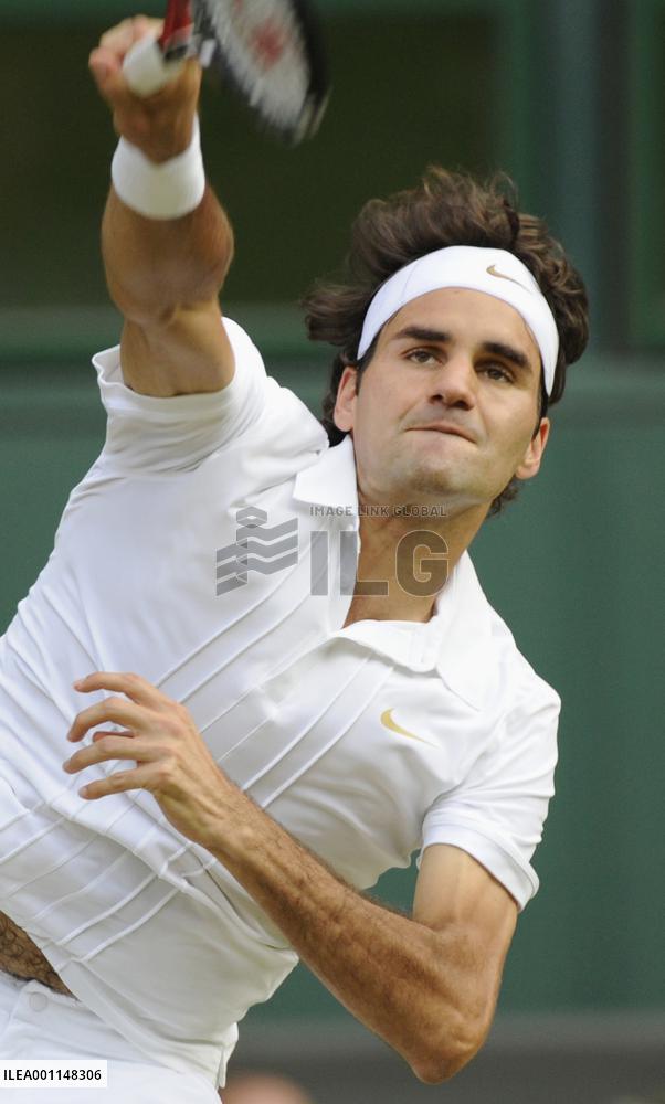 Federer beats Clement in 3rd round of Wimbledon tennis