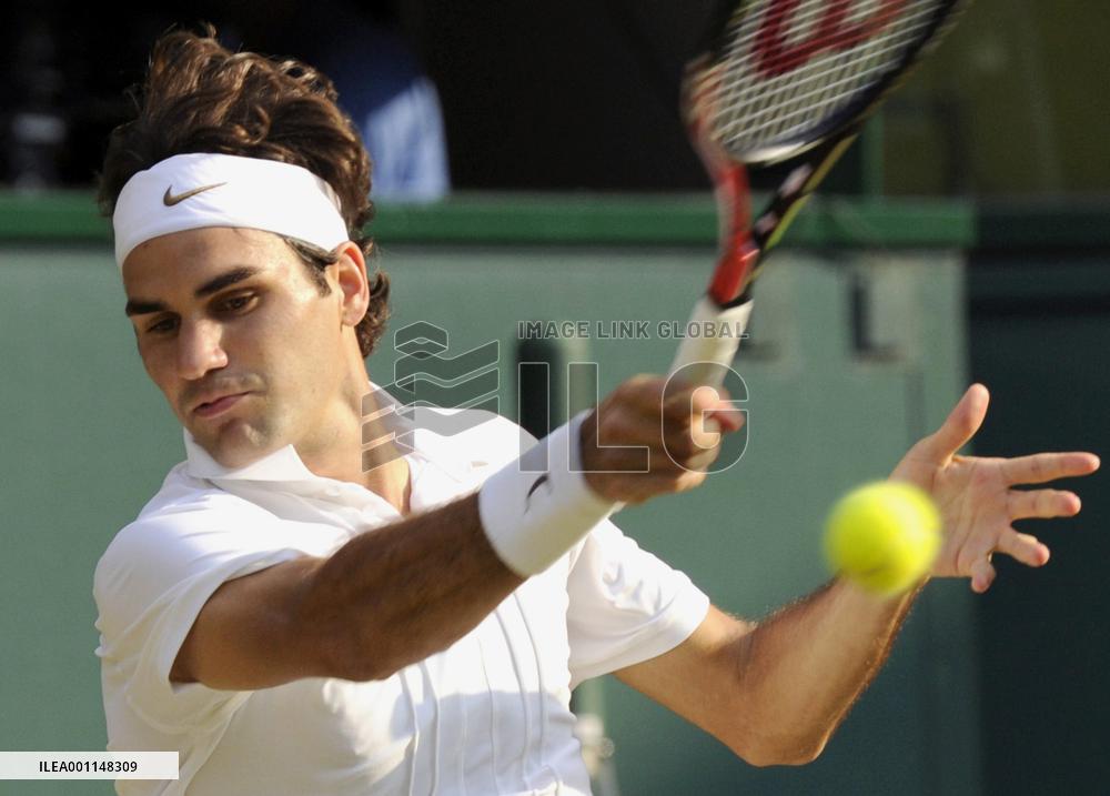 Federer beats Clement in 3rd round of Wimbledon tennis