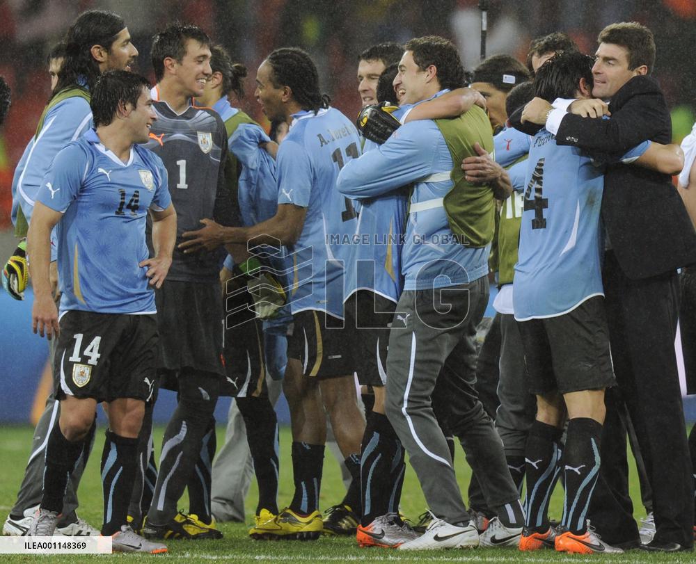 Uruguay beat S. Korea in World Cup second round