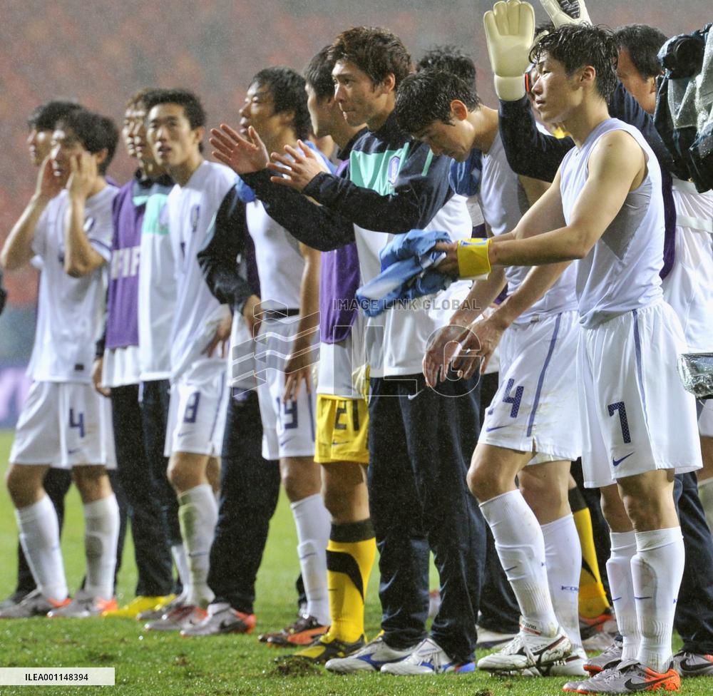 Uruguay beat S. Korea in World Cup second round