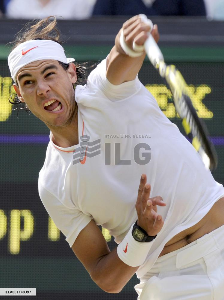 Nadal beats Petzschner at Wimbledon