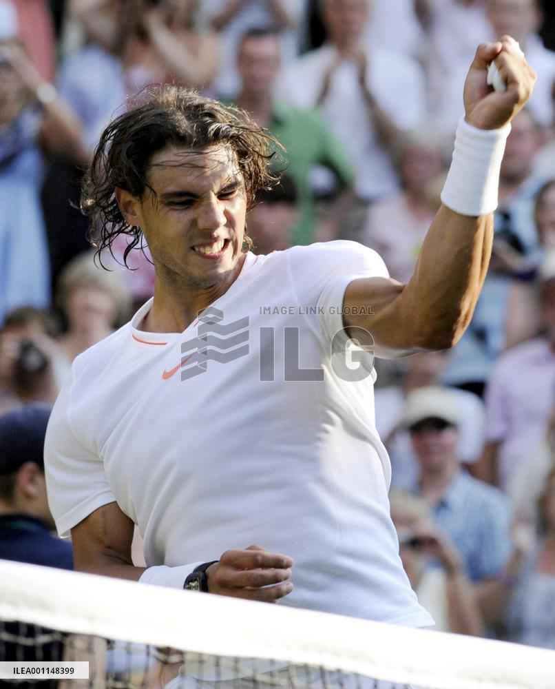 Nadal beats Petzschner at Wimbledon
