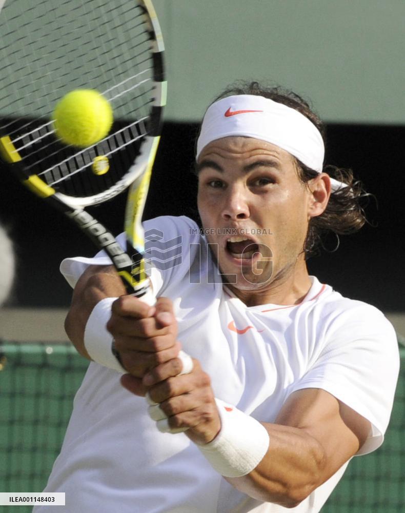 Nadal beats Petzschner at Wimbledon