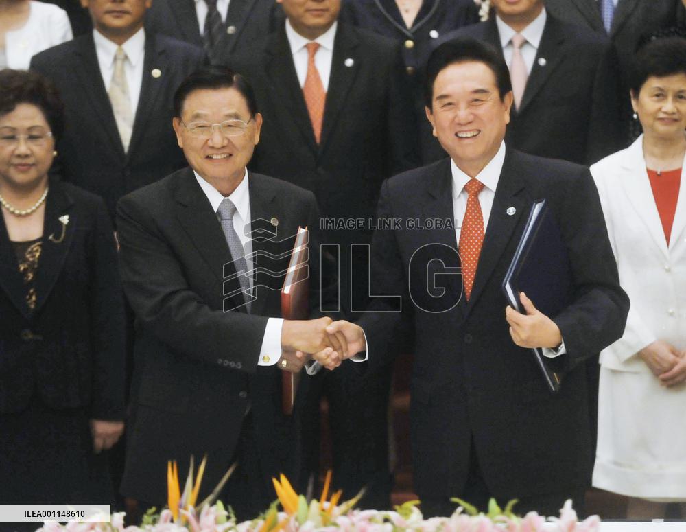 Taiwan, China sign crucial free trade deal