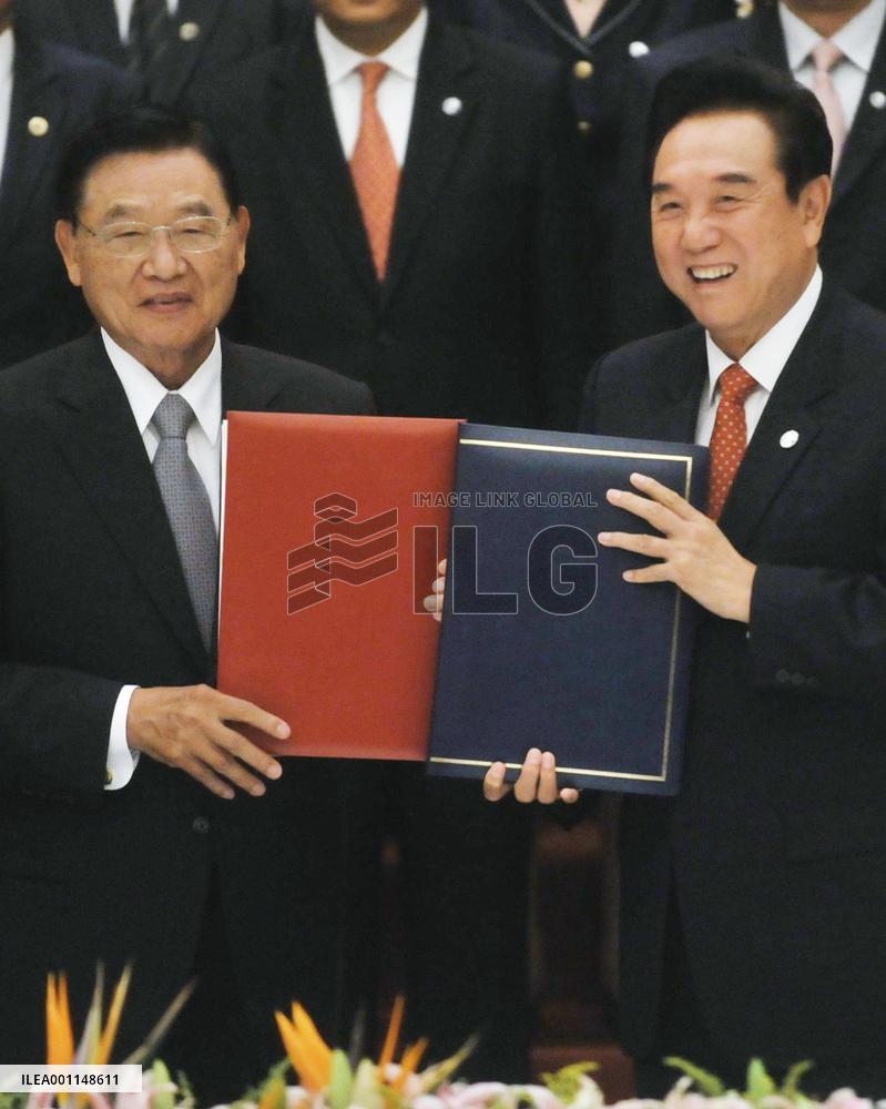 Taiwan, China sign crucial free trade deal