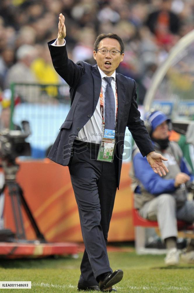 Paraguay beat Japan to go to World Cup q'finals