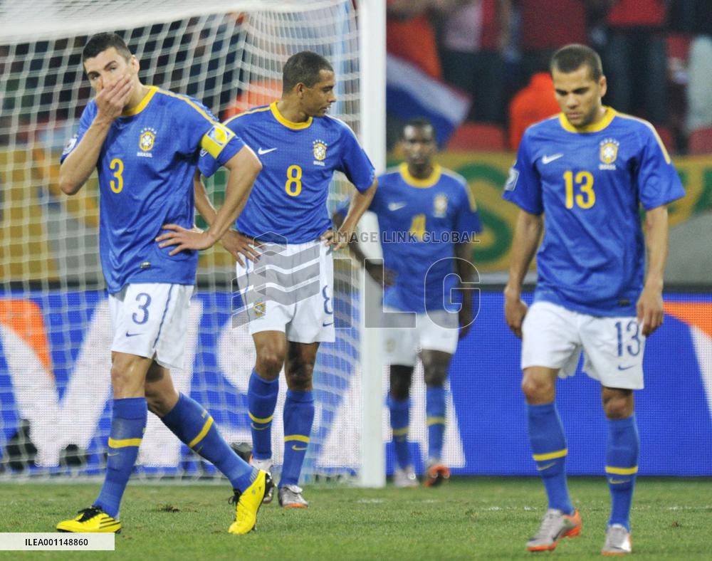 Netherlands defeat Brazil 2-1