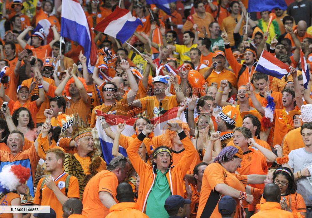 Netherlands defeat Brazil 2-1
