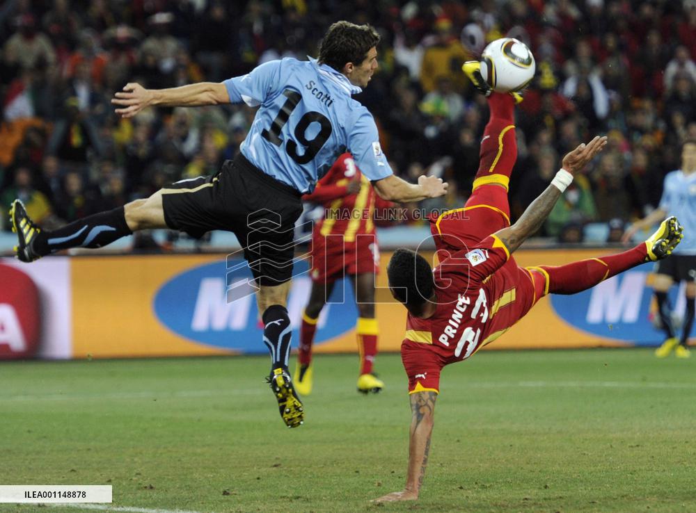 Uruguay beat Ghana on penalties
