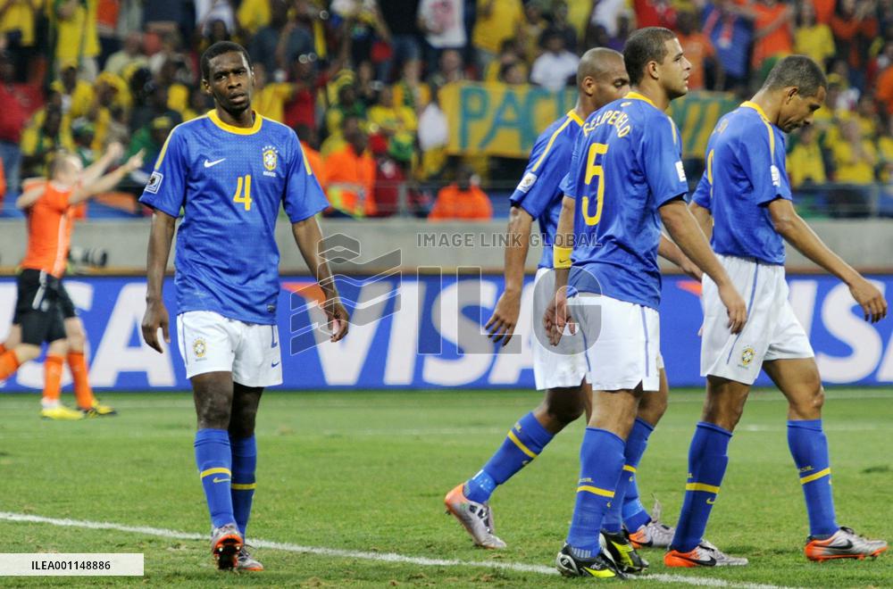 Netherlands defeat Brazil 2-1