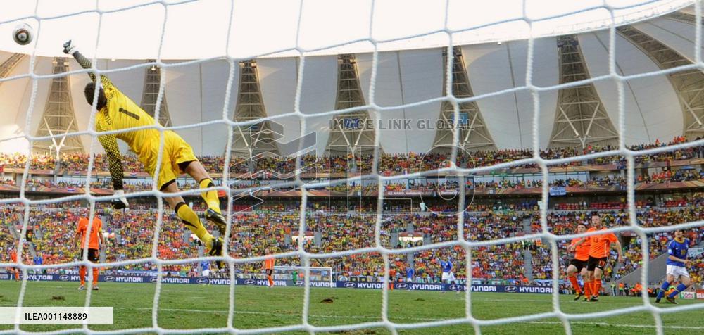 Netherlands defeat Brazil 2-1