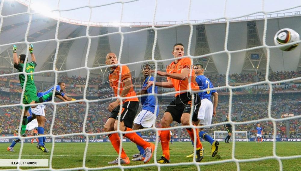 Netherlands defeat Brazil 2-1