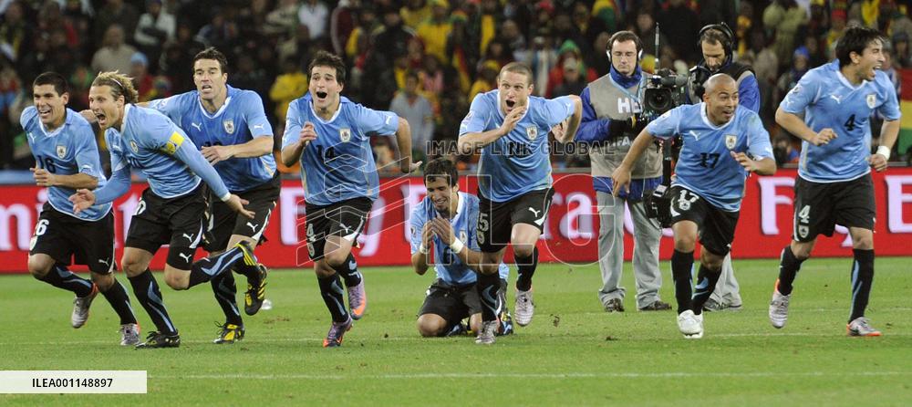 Uruguay beat Ghana on penalties