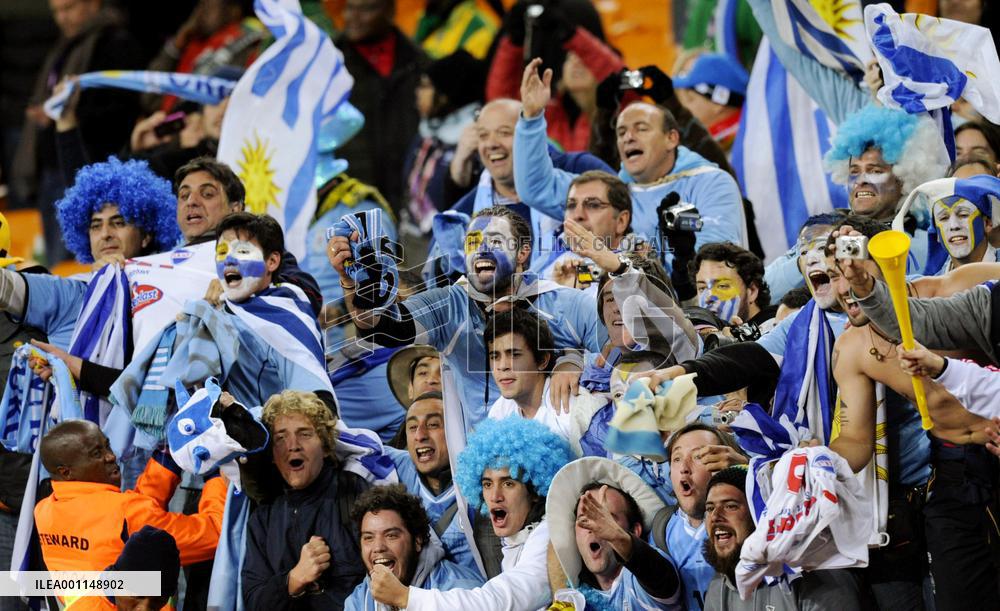 Uruguay beat Ghana on penalties