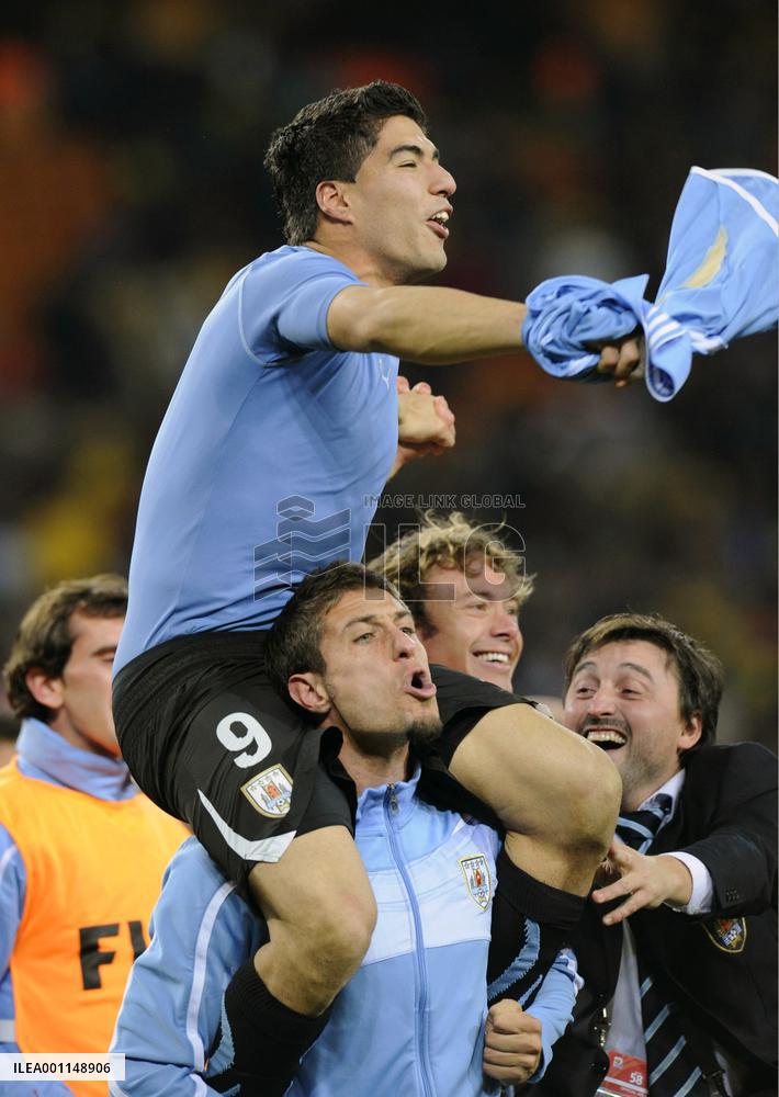 Uruguay beat Ghana on penalties