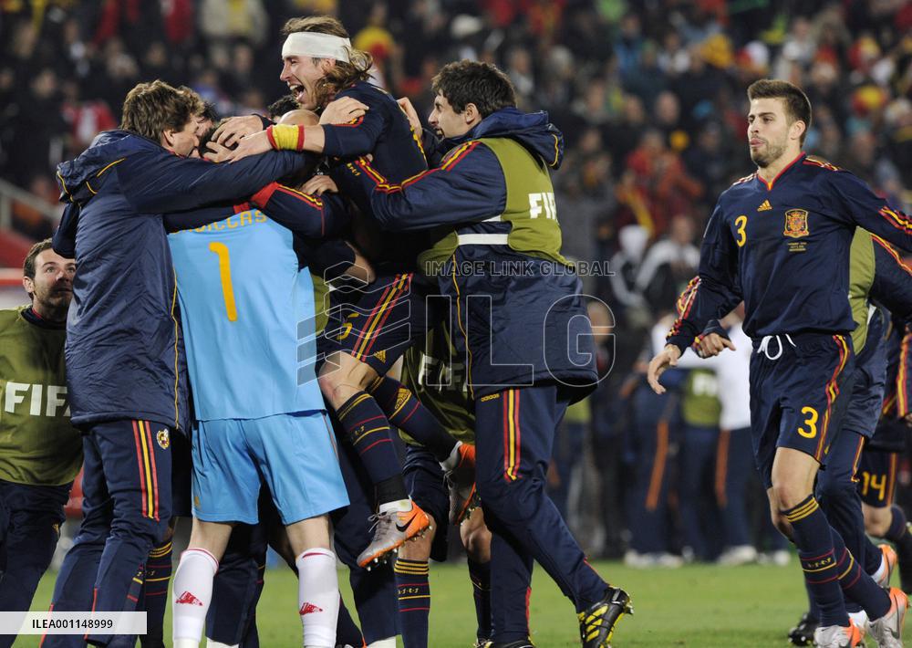 Spain beat Paraguay 1-0