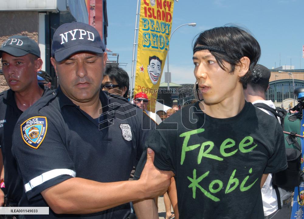 Hot dog eating champ Kobayashi arrested