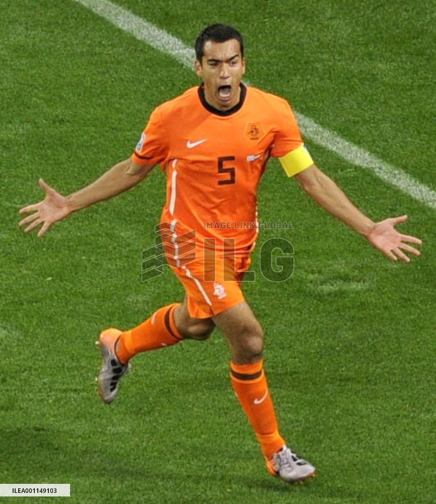 Netherlands beat Uruguay 3-2 to reach finals