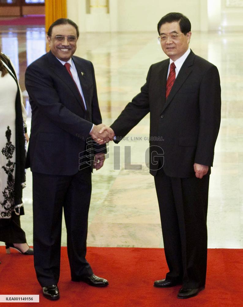 Pakistani President Zardari talks with Chinese President Hu