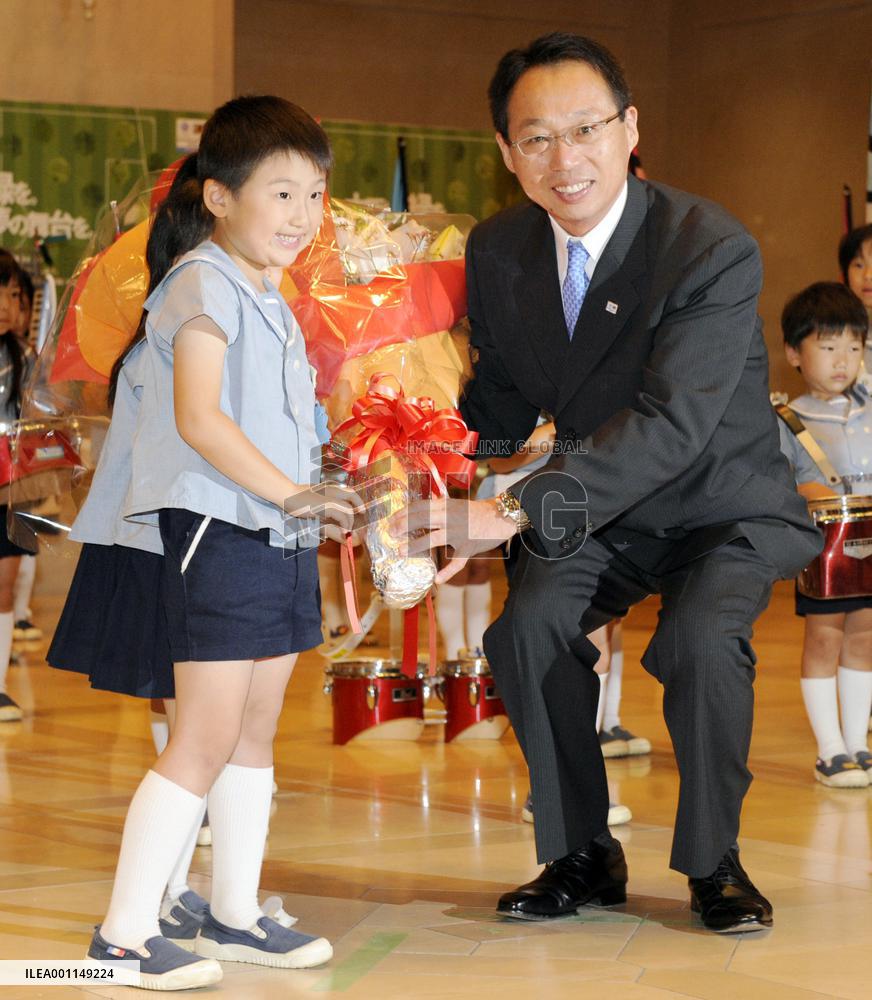 Okada given award by Osaka City