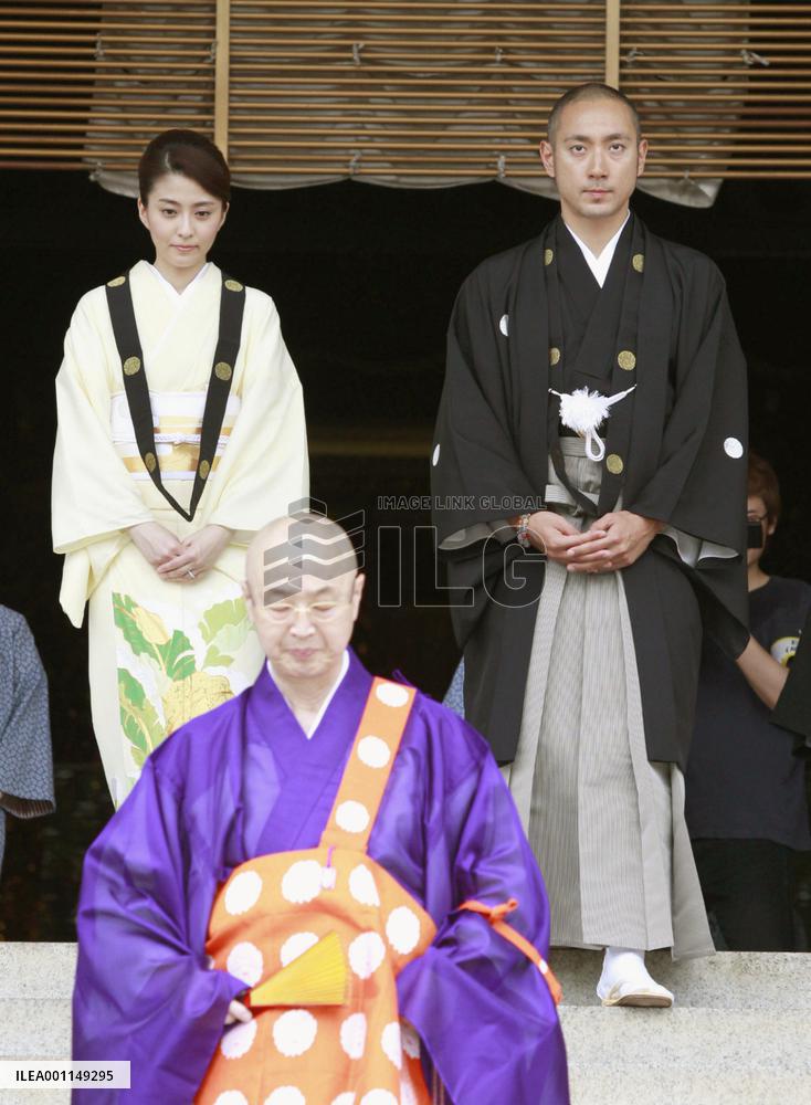 Kabuki actor, wife visit temple