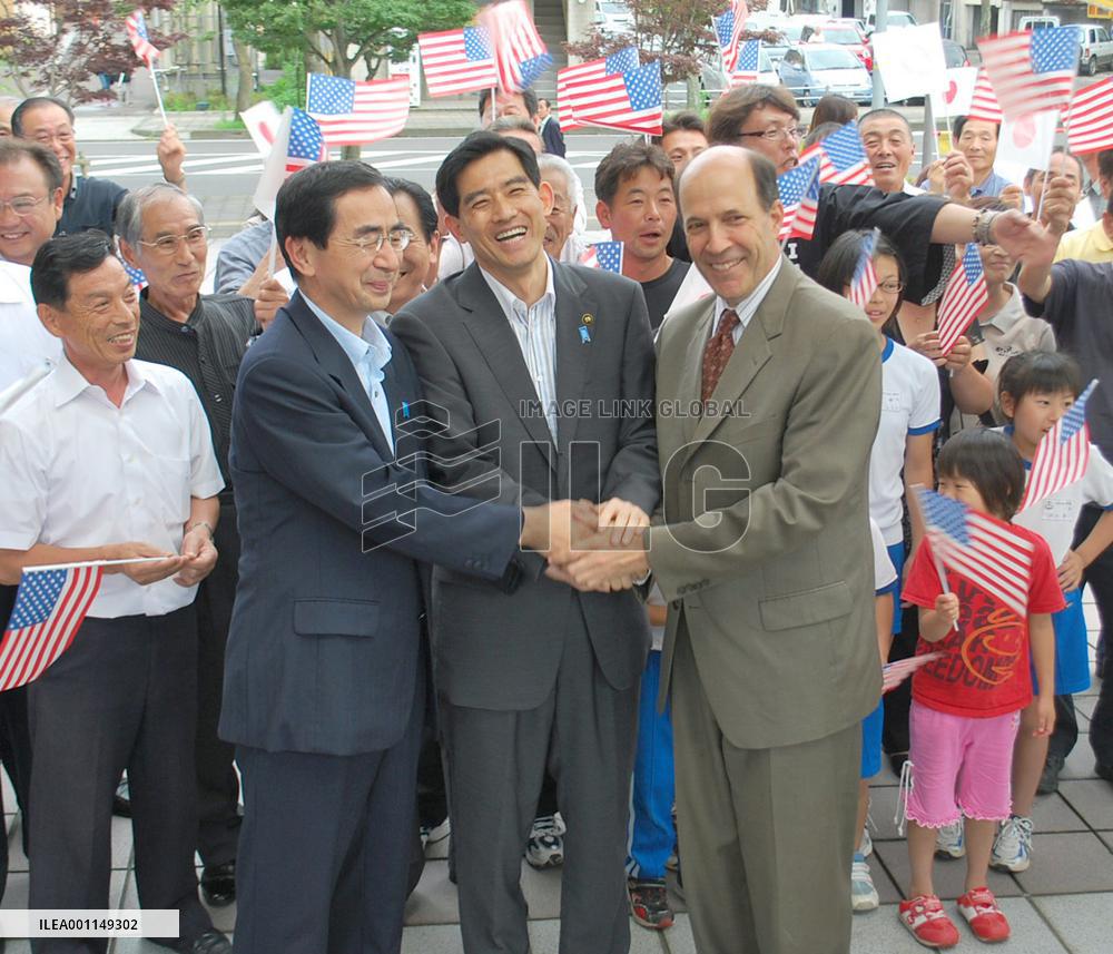 Roos receives enthusiastic welcome in Obama city