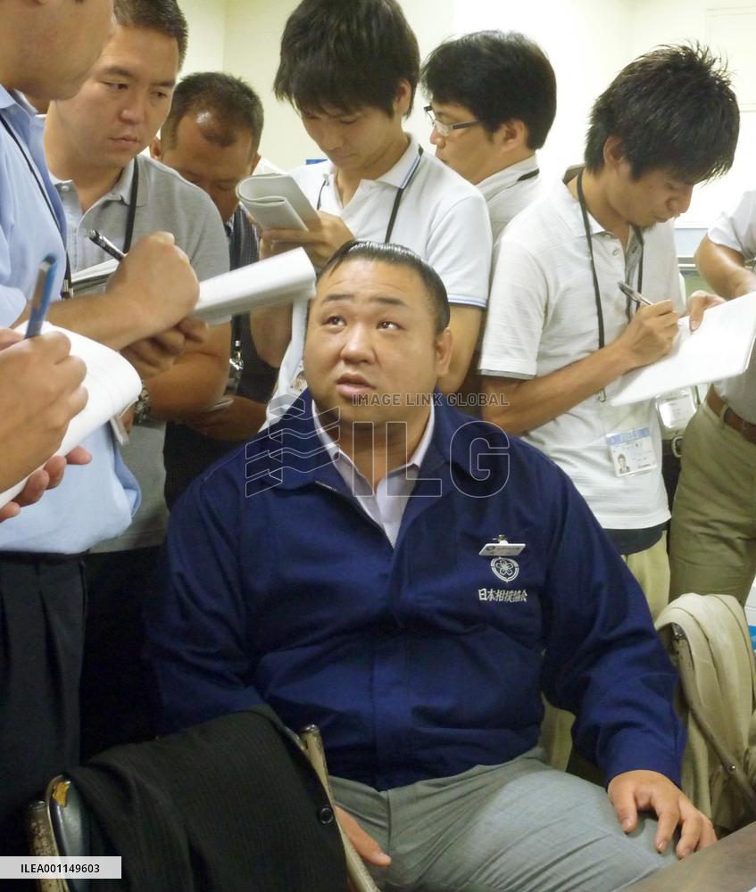 Panel questions former ozeki Chiyotaikai on alleged gambling