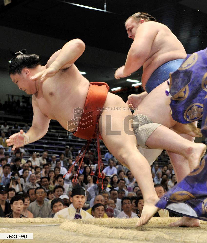 Baruto beats Asasekiryu at Nagoya sumo