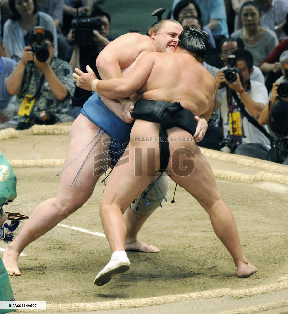 Baruto beats Kyokutenho