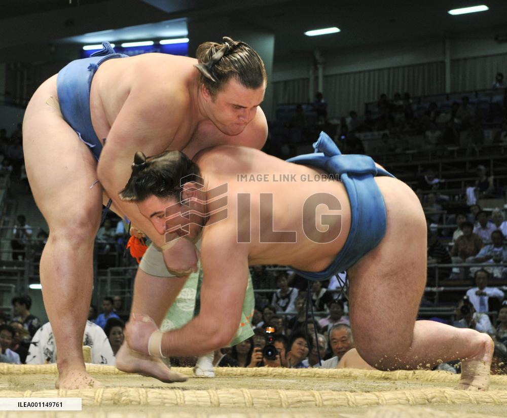 Baruto beats Tochinoshin at Nagoya tourney