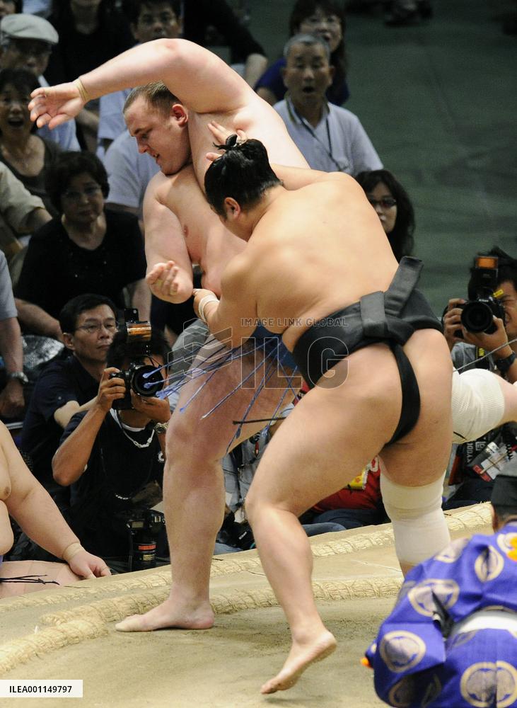Baruto beaten by Aminishiki at Nagoya meet
