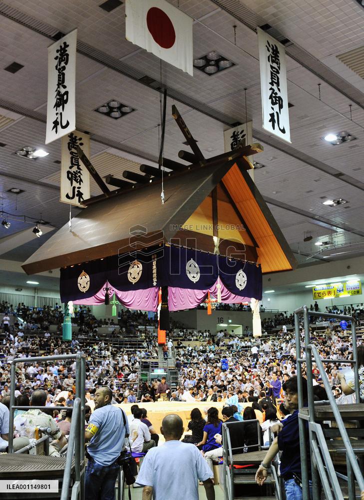 Nagoya sumo meet records sold-out crowd
