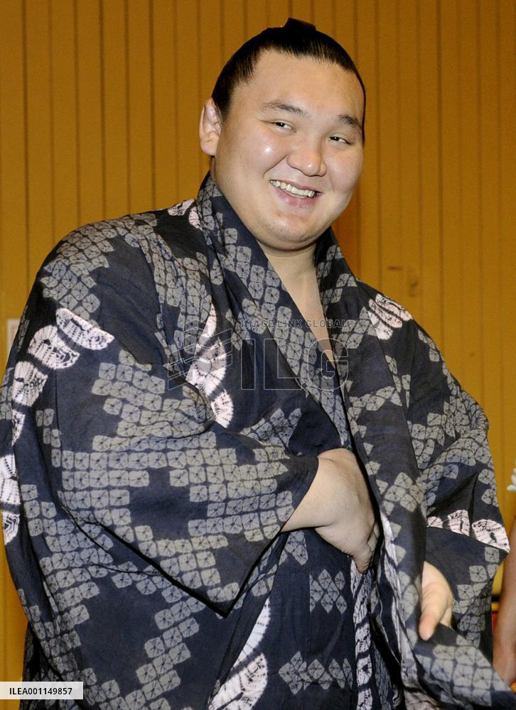 Hakuho extends winning streak to 41