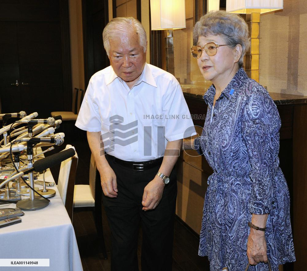 Abductee Yokota's parents meet ex-N. Korea spy