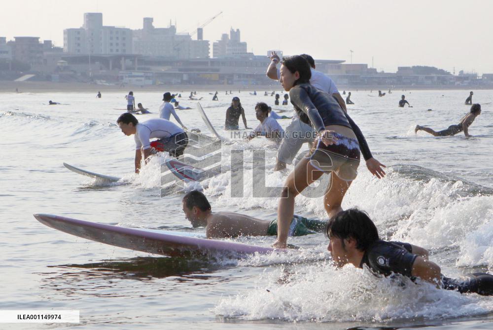 Surf's up in Japan during heat wave