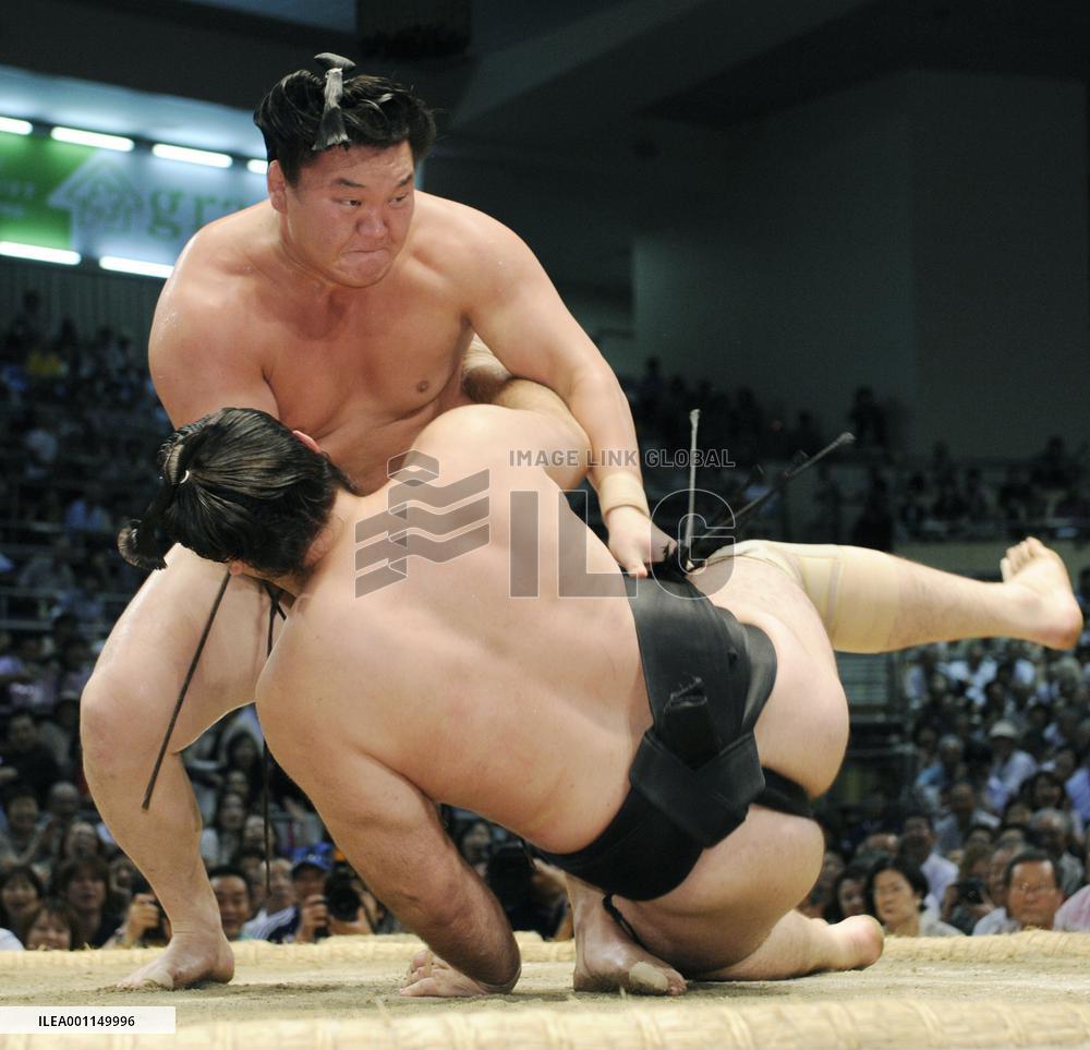 Hakuho ties Taiho's 45th winning run