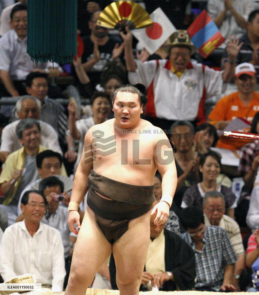 Hakuho wins Nagoya sumo title