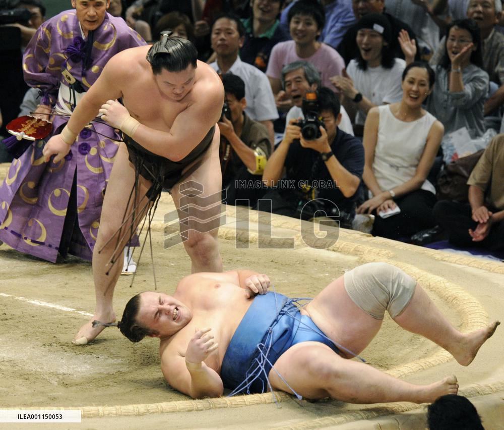 Hakuho makes sumo history