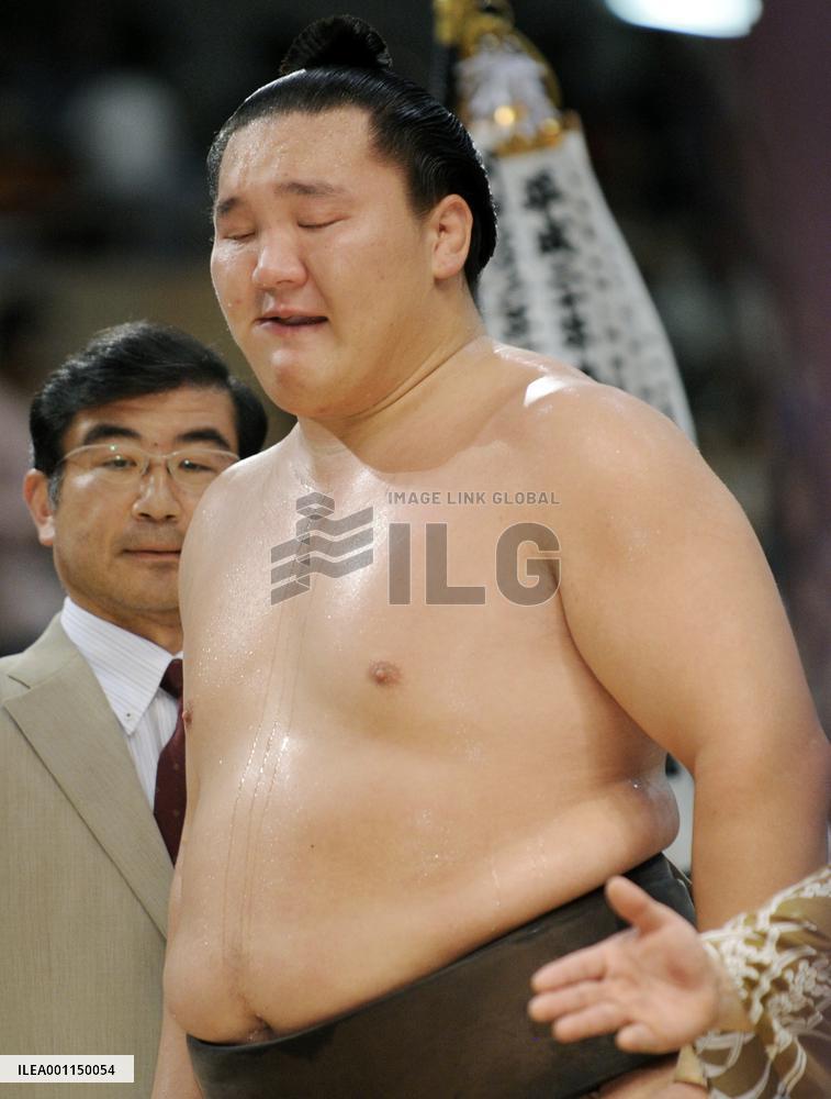 Hakuho makes sumo history