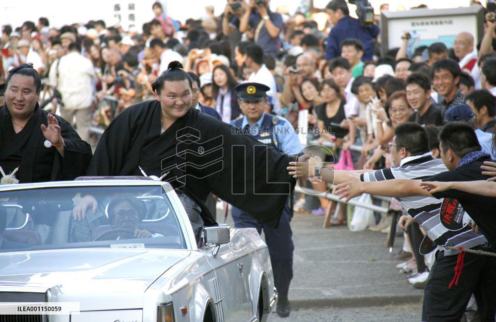 Hakuho makes sumo history