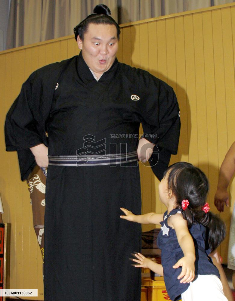 Hakuho makes history at Nagoya Tourney