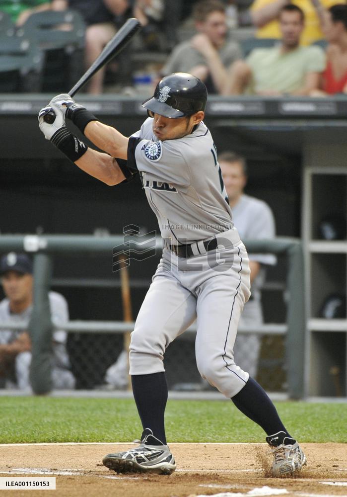 Mariners' Ichiro singles against White Sox