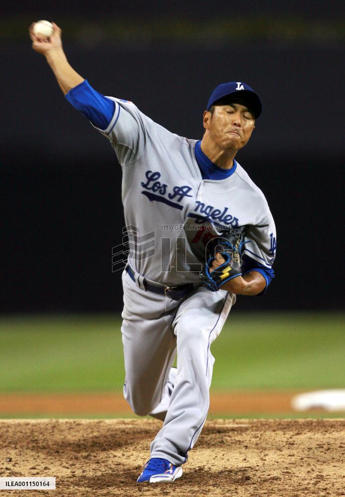 Kuroda takes loss as Dodgers fall to Padres