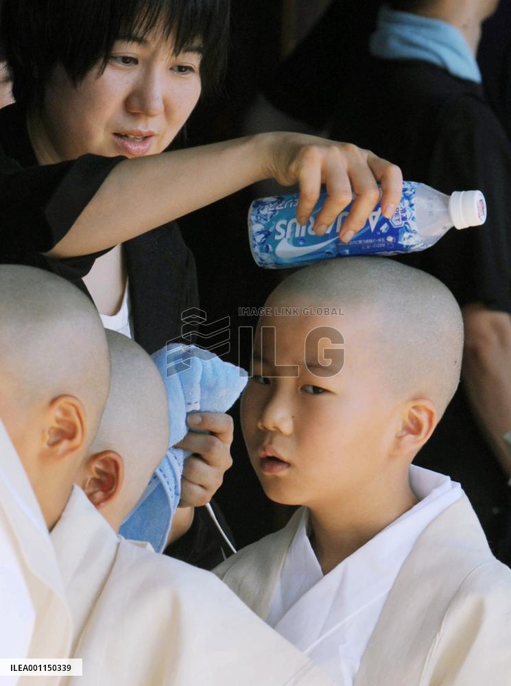 Little priest cools down in sizzling Kyoto temple