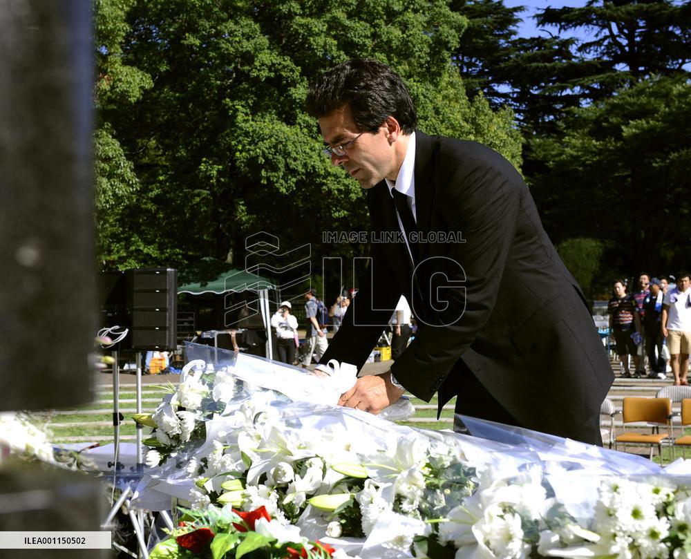French envoy lays flowers at Nagasaki Peace Park