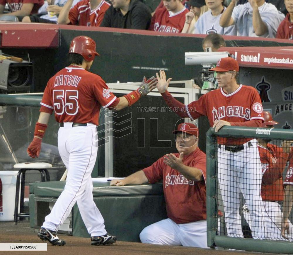 Angels' Matsui congratulated by manager vs. Royals